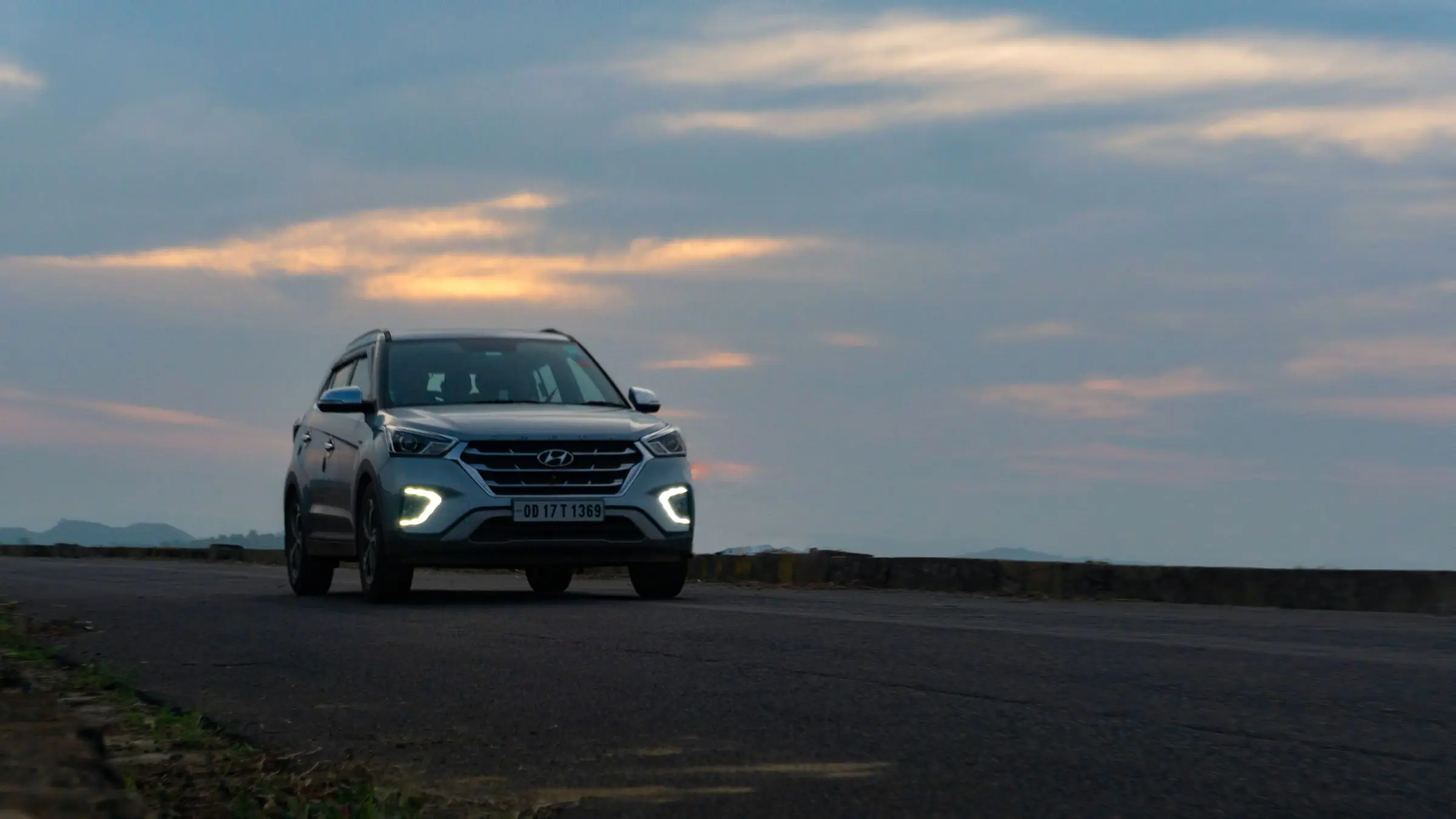 Cab from Yatra Travels on a highway at sunset, taxi services in Noida